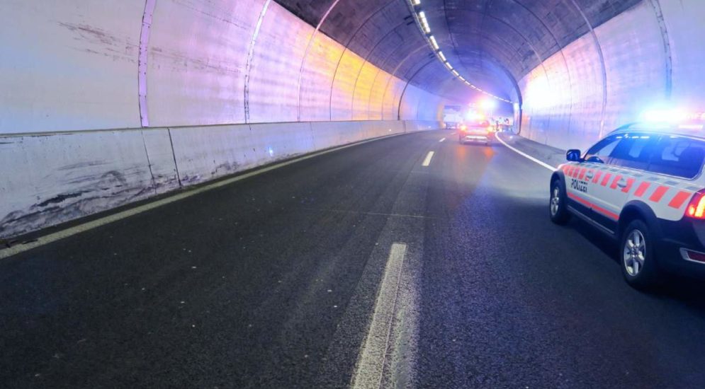 Unfall A3 Filzbach GL: Lenkerin knallt gegen Tunnelwand