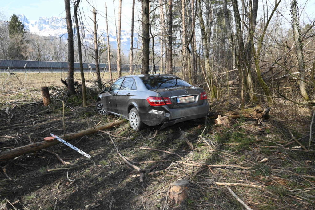 In St.Gallen wich ein Fahrer am Mittwoch (02.03.22) einer Polizeikontrolle aus und wurde nach 30-minütiger Fluchtfahrt gefasst.