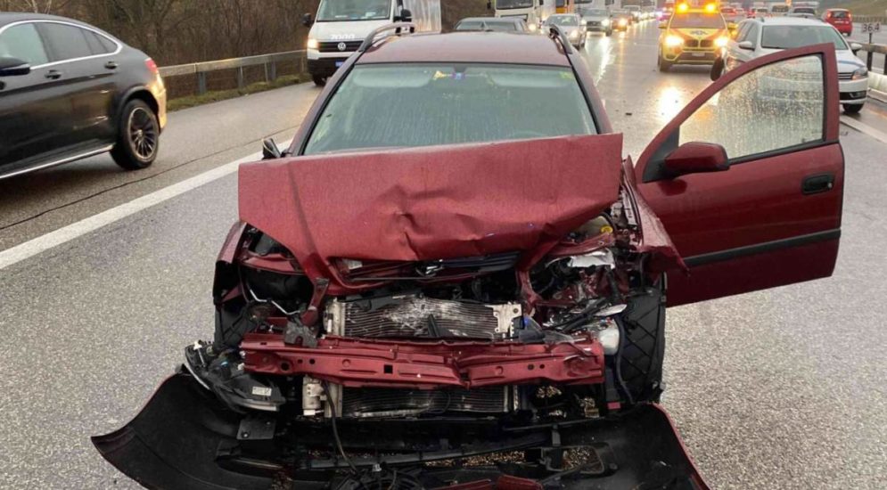 Oberbipp, Autobahn A1: Stau nach Unfall mit drei Fahrzeugen