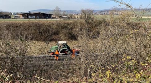 Niederglatt: Traktor landet bei Unfall auf Gleistrassee