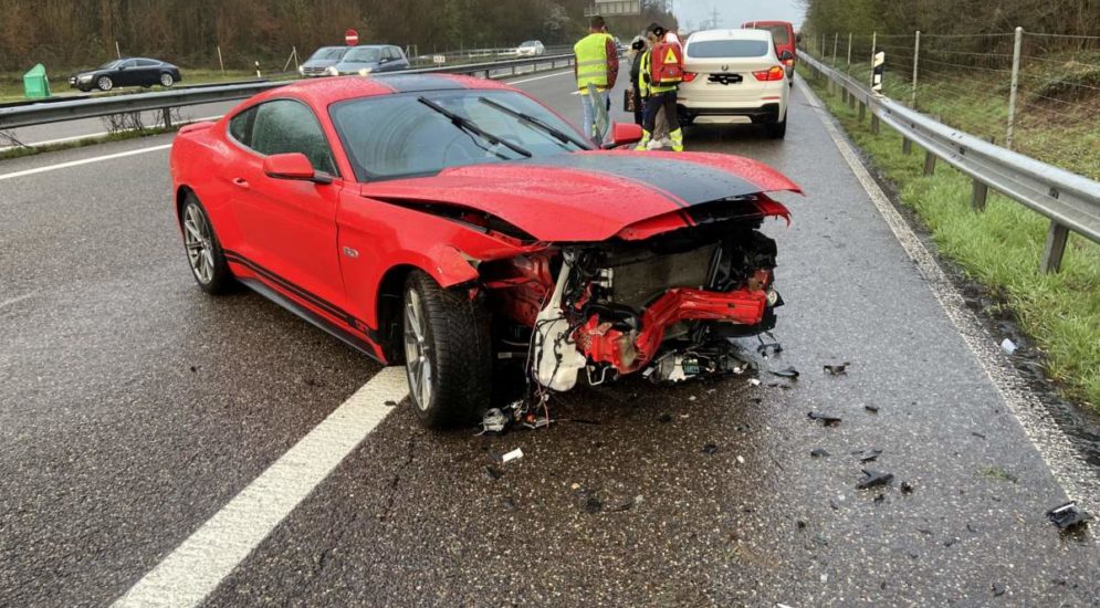 A1 Oftringen AG: Bei Unfall Ford Mustang zerstört - Kleinkind im Spital
