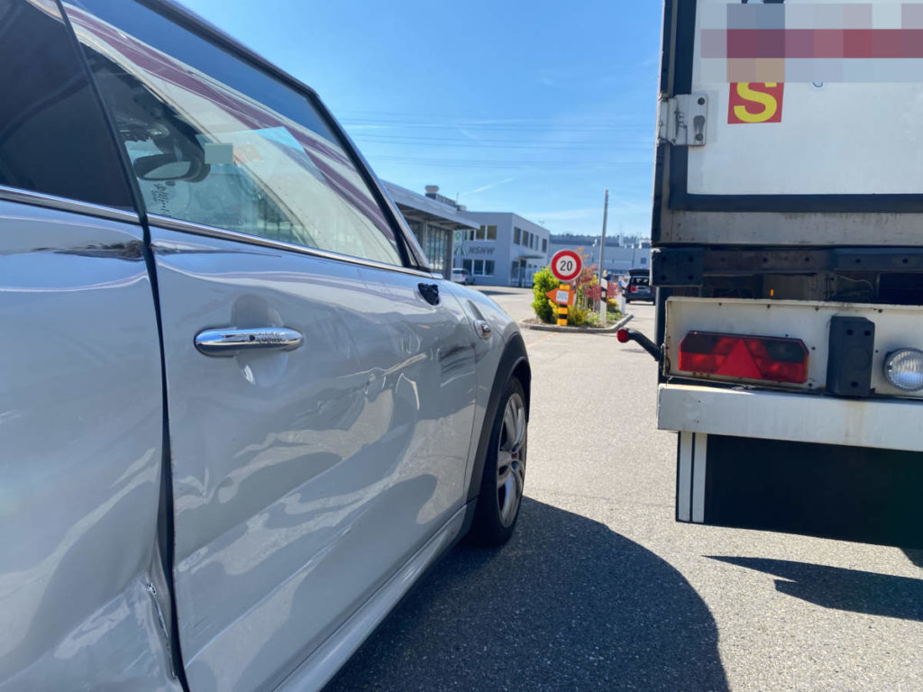 A1 Lenzburg: Unfall zwischen LKW und PW