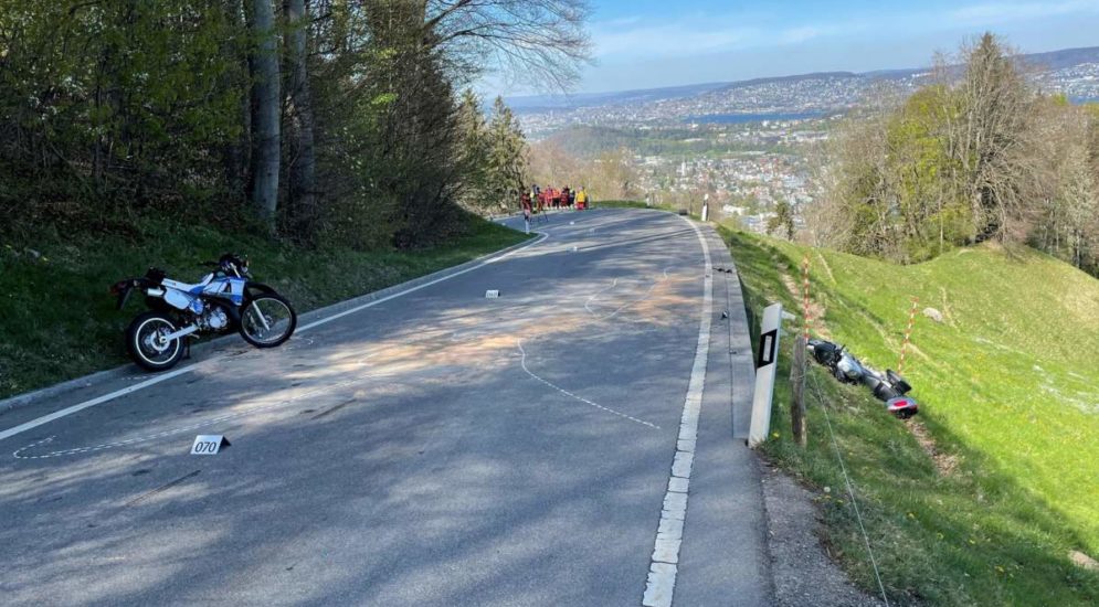 Unfall in Adliswil fordert zwei verletzte Töfffahrer