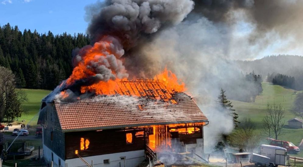 Entre-Deux-Monts: Bauernhof bei Brand komplett zerstört