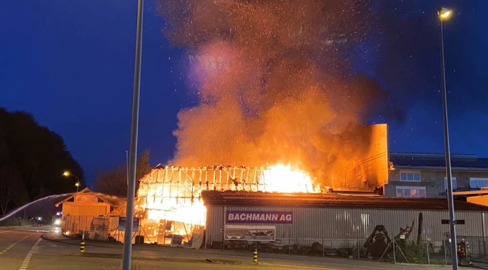 Kirchleerau: Lagerhalle bei Brand komplett zerstört