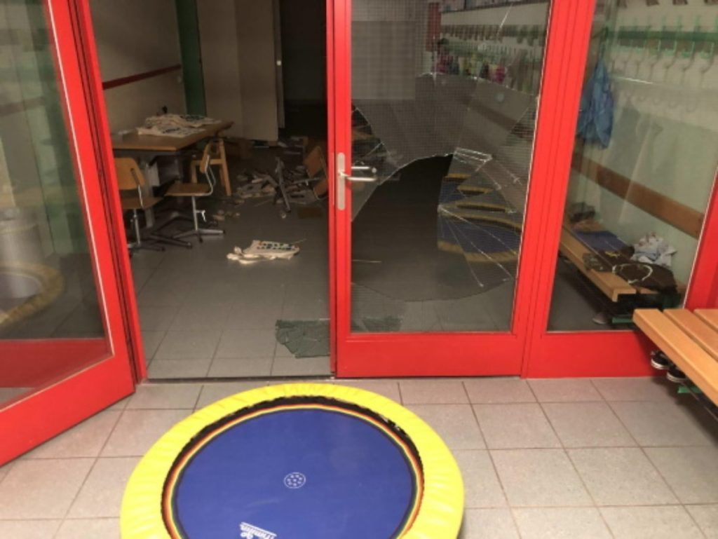 Düdingen FR - Alkoholisiert drei Schulhäuser und zwei Autos beschädigt