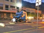 In Glarus kam es am Mittwoch in der Nacht zu einem Unfall. Der Lenker war abgelenkt und kollidiert mit einer Fussgängerinsel.