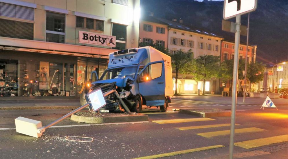 In Glarus kam es am Mittwoch in der Nacht zu einem Unfall. Der Lenker war abgelenkt und kollidiert mit einer Fussgängerinsel.