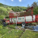Lausen BL: Traktor samt Ladewagen landen in Garten