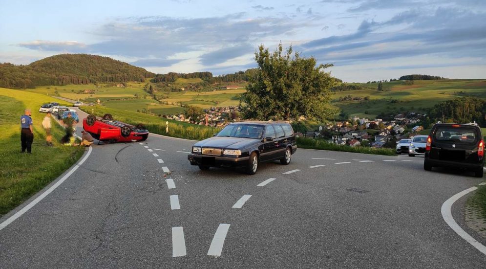 Oberdorf: Auto überschlägt sich bei Unfall und landet auf Dach