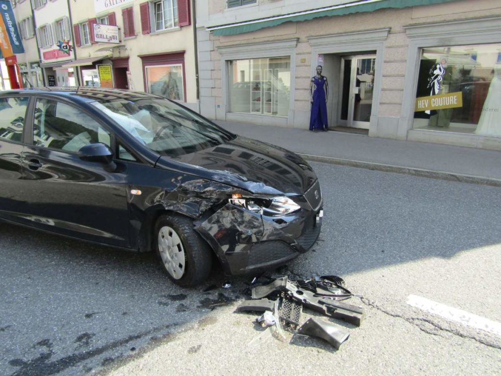 Näfels GL: Lenkerin nach Auslösen des Airbags bei Unfall verletzt