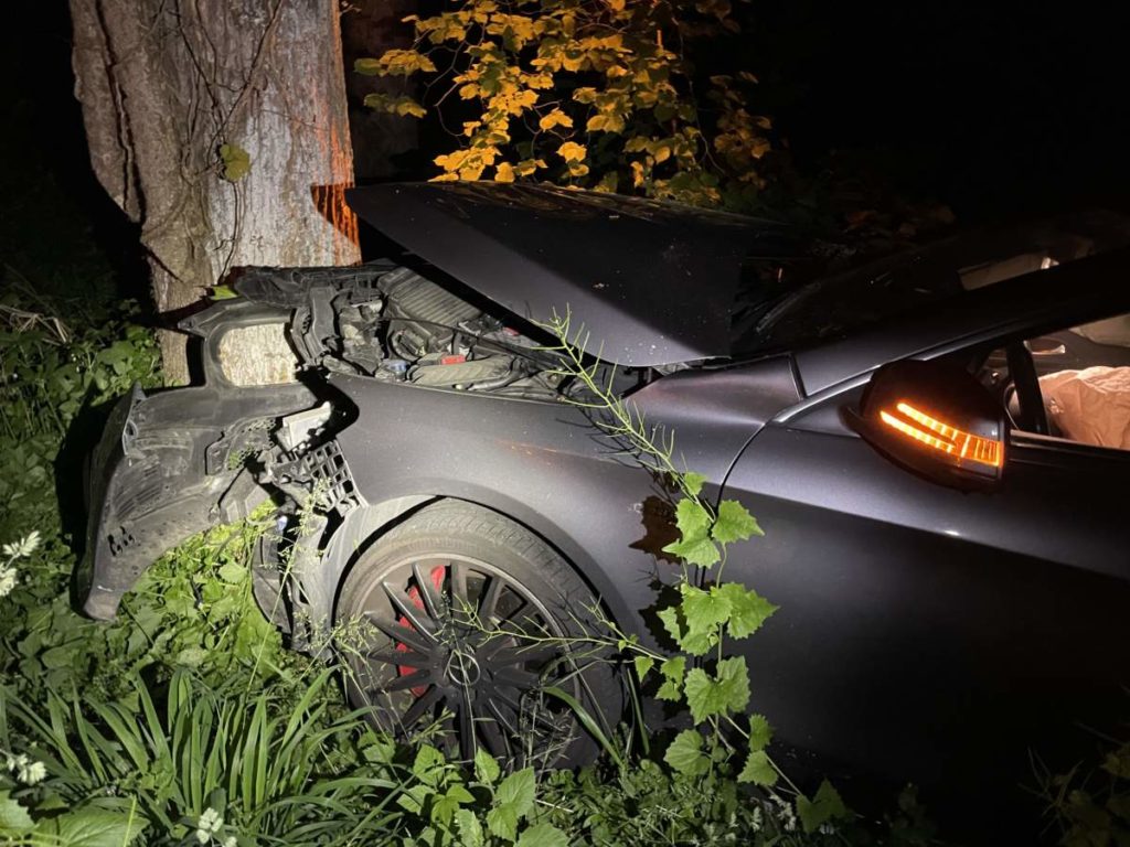 In Mattwil kam es am Sonntag zu einem Unfall. Der Lenker verlor die Herrschaft über sein Fahrzeug und krachte in einen Baum.