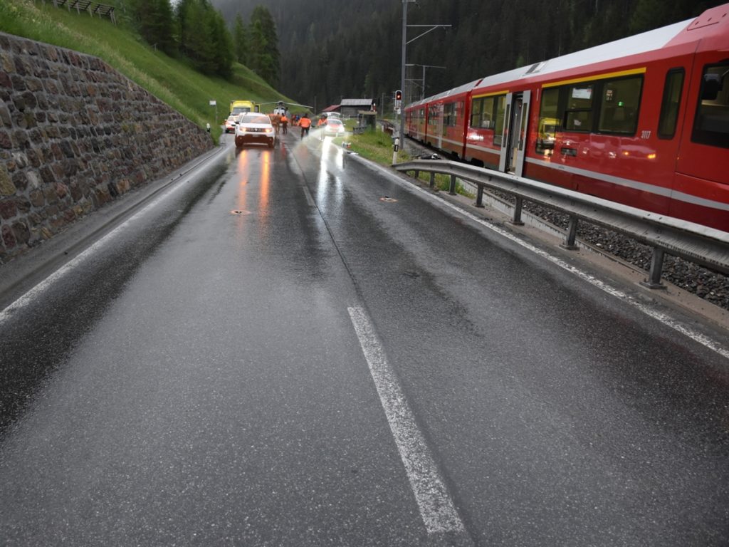 Davos: Lenker (23) bei Unfall schwer verletzt - Zugverkehr eingestellt