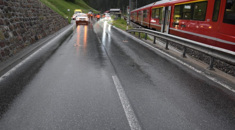 Davos: Lenker (23) bei Unfall schwer verletzt - Zugverkehr eingestellt