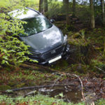 Unfall Hergiswil NW: Auto rutscht in steiles Waldstück