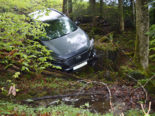 Unfall Hergiswil NW: Auto rutscht in steiles Waldstück