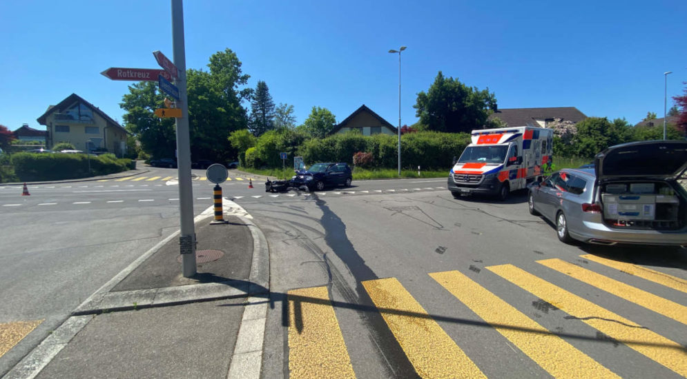 Unfall Risch Rotkreuz: Lenkerin prallt frontal in Gegenverkehr