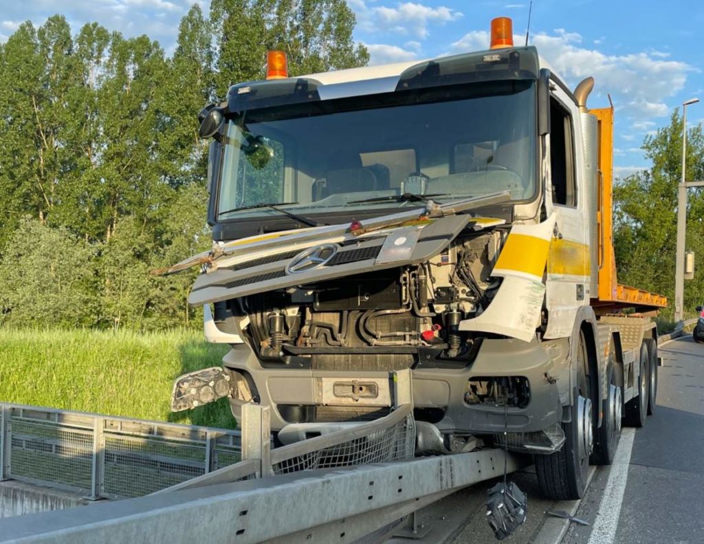 Buchrain LU: Heftiger Unfall mit Lastwagen auf der A14