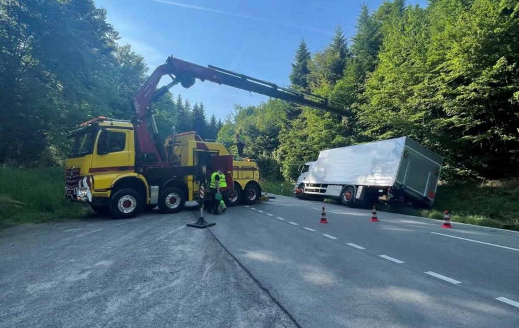 Dieterswil (Rapperswil): Lastwagen landet bei Unfall im Grasbord