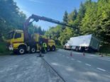 Dieterswil (Rapperswil): Lastwagen landet bei Unfall im Grasbord