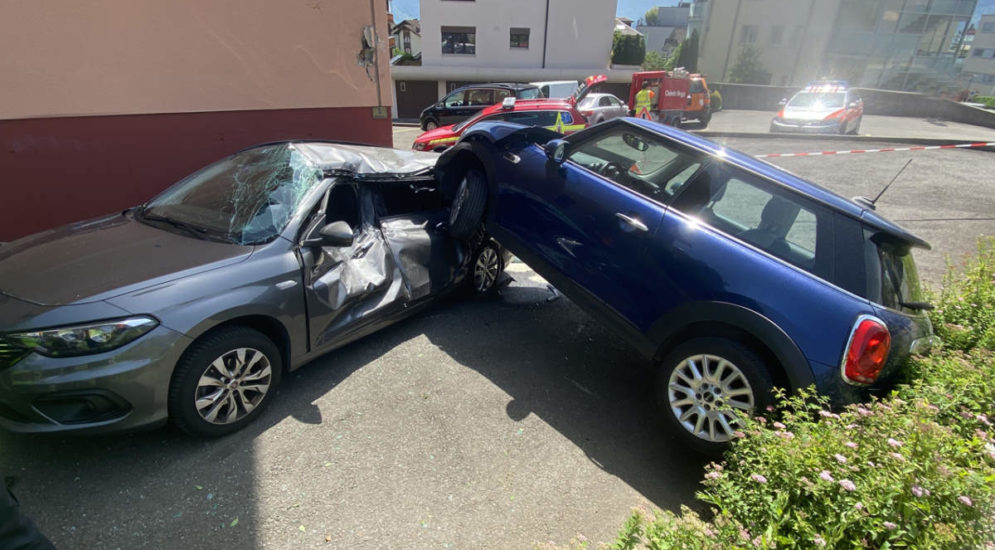 In Weggis kam es am Montagmittag zu einem Unfall. Die Lenkerin verlor die Herrschaft über ihr Fahrzeug und fuhr in ein parkiertes Auto.