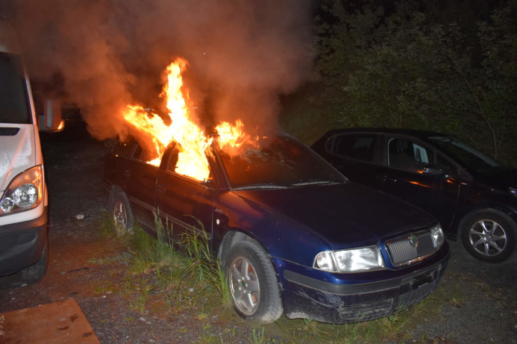 Gisikon: War es Brandstiftung? Auto komplett ausgebrannt