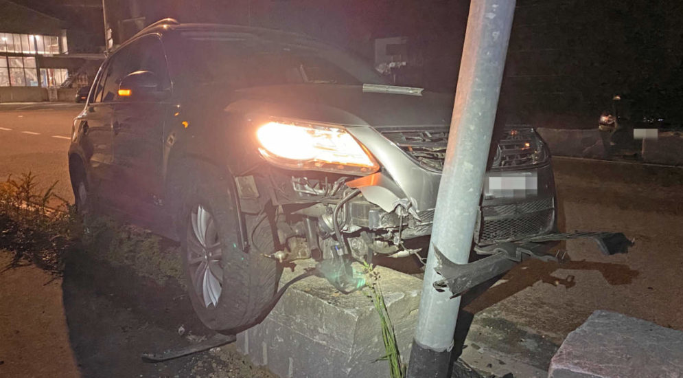 Eschlikon: Autofahrerin kracht bei Unfall betrunken in Strassenlaterne