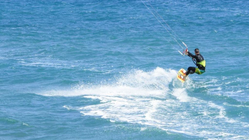 Junger Kitesurfer schwer verletzt nach Unfall mit Boot