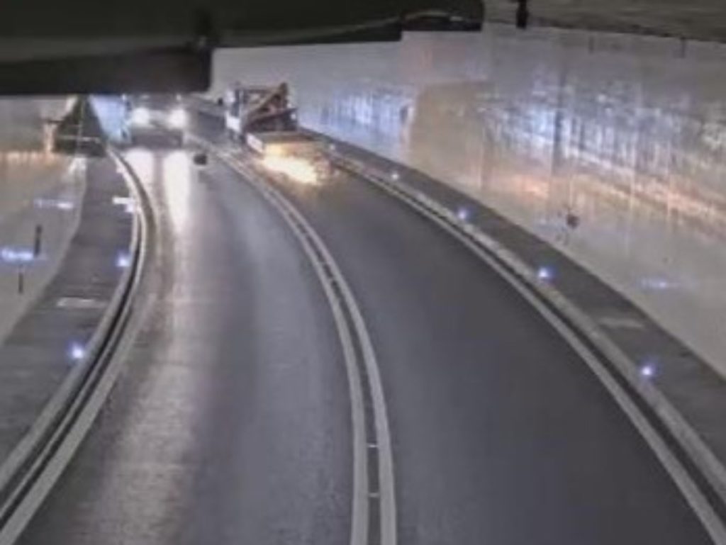 Unfall Tunnel Sachseln/Zollhaus OW: Anhängerrad gerät unter Auto