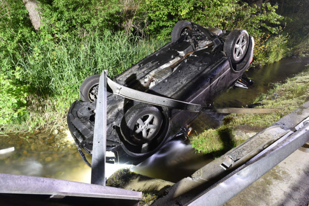 St. Urban: stark alkoholisierter Autofahrer landet bei Unfall in Bachbett