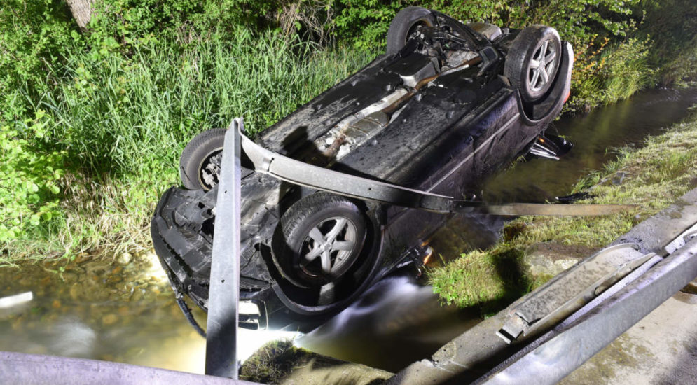 St. Urban: stark alkoholisierter Autofahrer landet bei Unfall in Bachbett