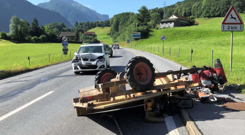 Glarus - Lenkerin fährt bei Unfall Motoreinachser über den Haufen