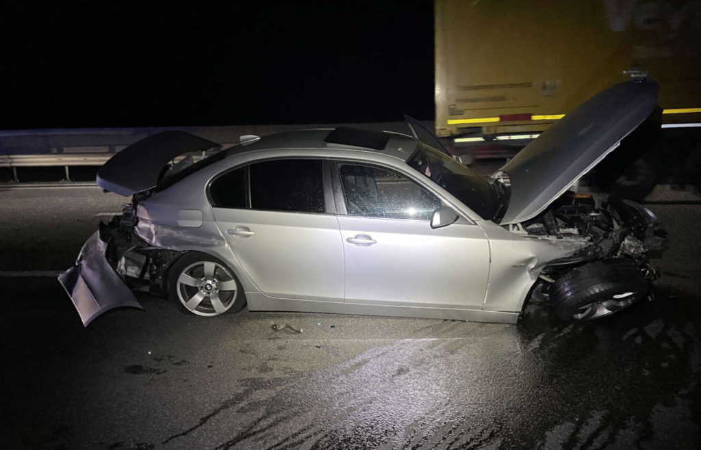 A1, Baden AG: BMW-Lenkerin (21) prallt bei Unfall heftig gegen Leitplanke