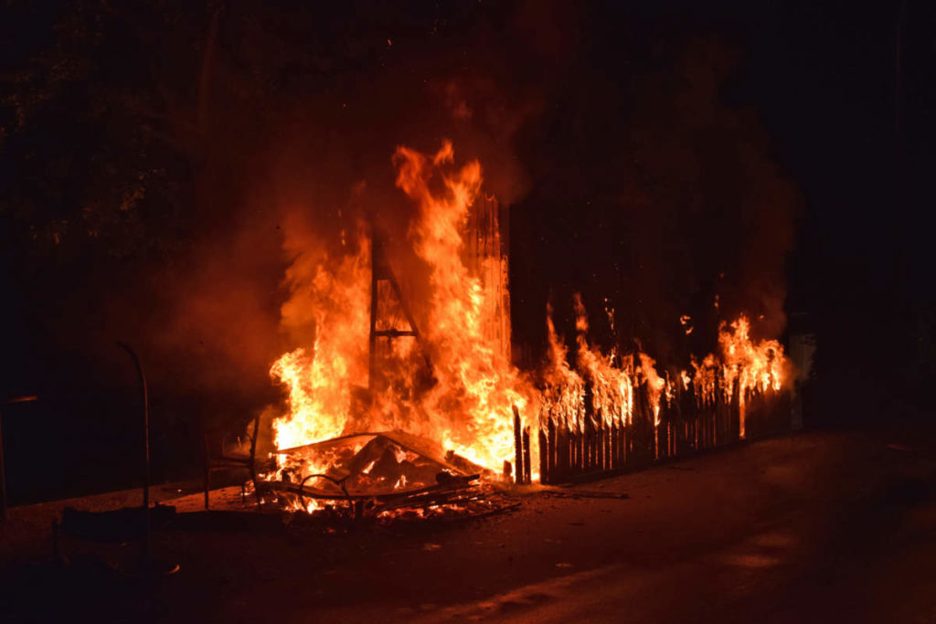 Horw LU: Bauwagen nahe der Badewiese Rüteli ausgebrannt