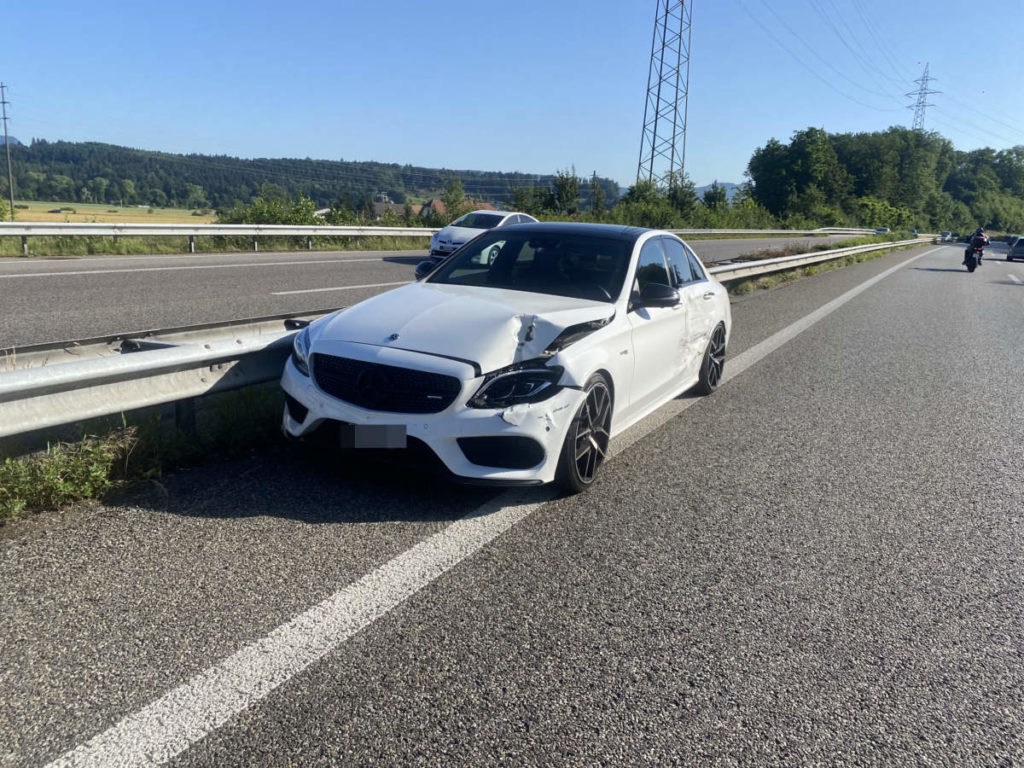 Suhr AG: Mercedes AMG bei Unfall auf A1 beschädigt