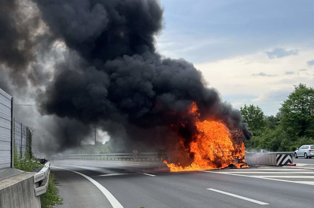 A2 Emmen-Süd bis Rotsee gesperrt wegen Fahrzeugbrand
