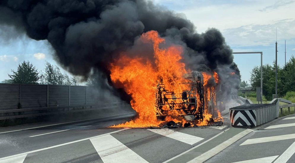 Ebikon LU: Linienbus auf der Autobahn in Brand geraten