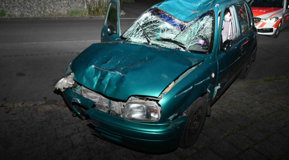 Heftiger Unfall in Diepoldsau: Fahrer lässt zwei Schwerverletzte zurück