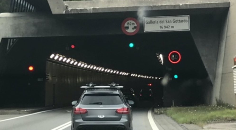 Gotthard-Tunnel, Göschenen UR: LKW Reifen bei Unfall auf PW gesprungen