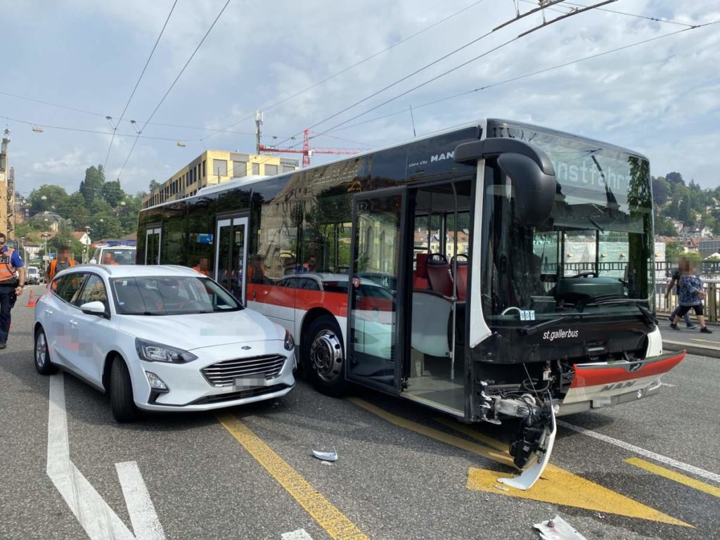 St.Gallen: PW-Lenker übersieht herannahenden Bus