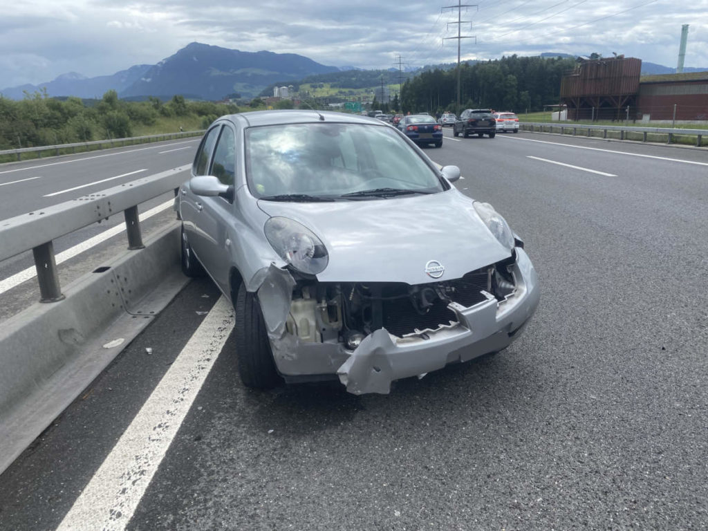 Hünenberg ZG - Bei Unfall auf der A4 in zwei Autos geprallt