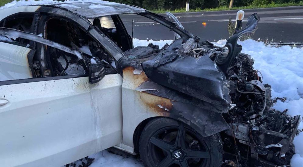 Morschach: Auto gerät in Vollbrand - Lenker (25) erleidet Verbrennungen