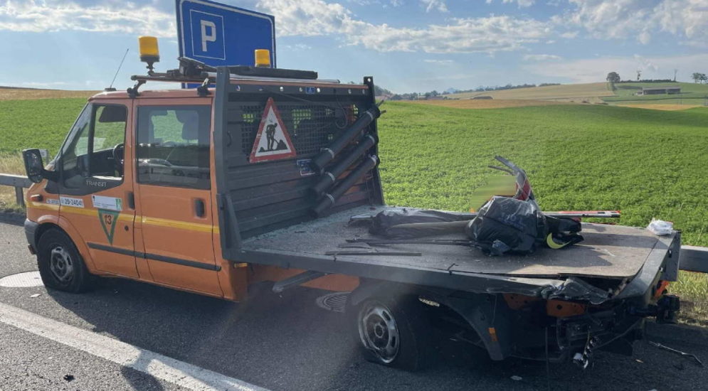 Schmitten FR: Lenker prallt auf Autobahn in Unterhaltsfahrzeug