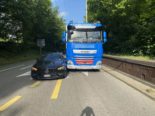 St.Gallen - Mercedeslenker kracht bei Unfall in LKW
