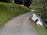 Emmetten NW: Auto landet bei Unfall in Bachbett
