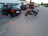 Niederurnen: Motorradfahrerin crasht bei Unfall in parkierten PW