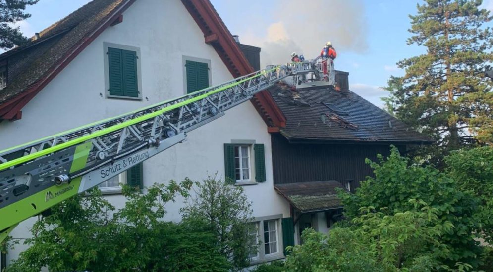 Grossaufgebot in Zürich wegen Brand in Mehrfamilienhaus