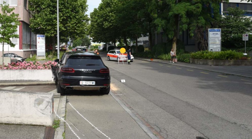 Schlieren: Raser (17) flüchtet mit gestohlenem Auto vor Polizei und baut Unfall