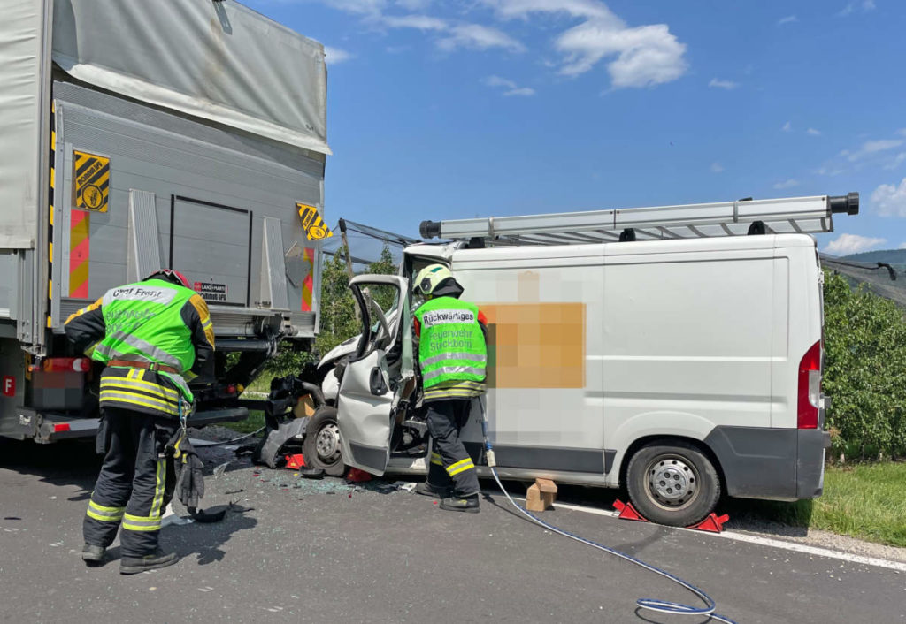 Mammern TG: Lieferwagenfahrer nach Unfall aus Fahrzeug befreit