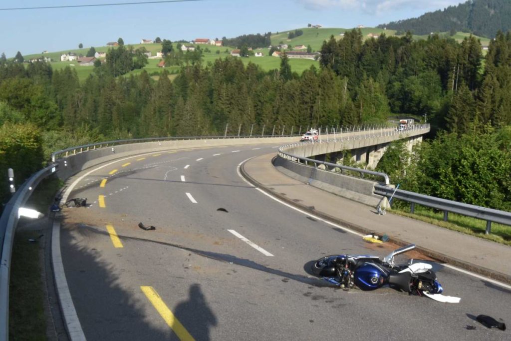 Waldstatt AR: Töfffahrer nach schwerem Unfall ins Spital geflogen